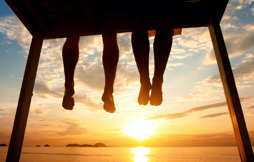 拇指外翻/拇趾外翻/Bunion feet-hanging-from-dock-watching-sunset